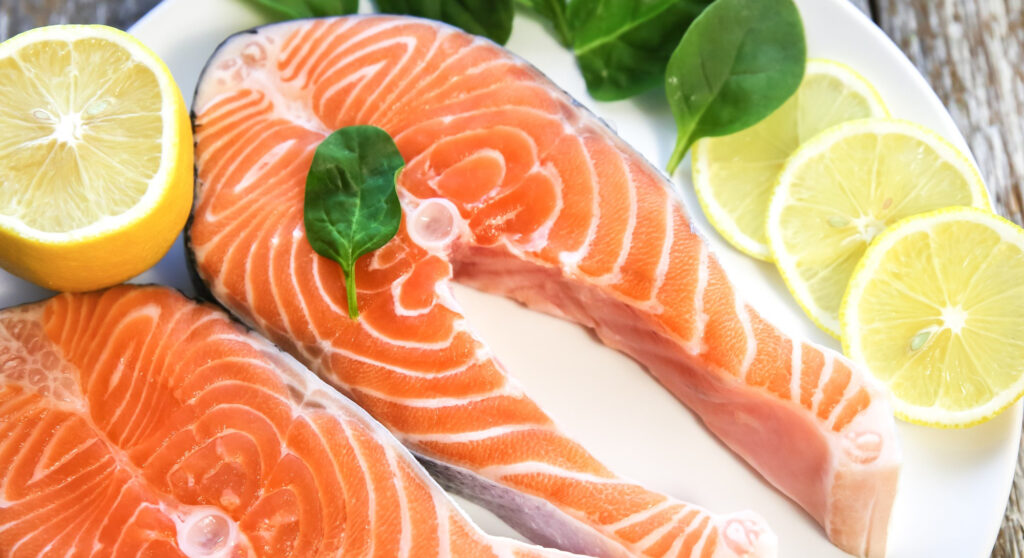 Omega-3 脂肪酸 DHA、EPA 主要含在深海魚類中，例如：鮭魚、鯖魚、沙丁魚、鯡魚，其中又以魚的眼窩含量最高。